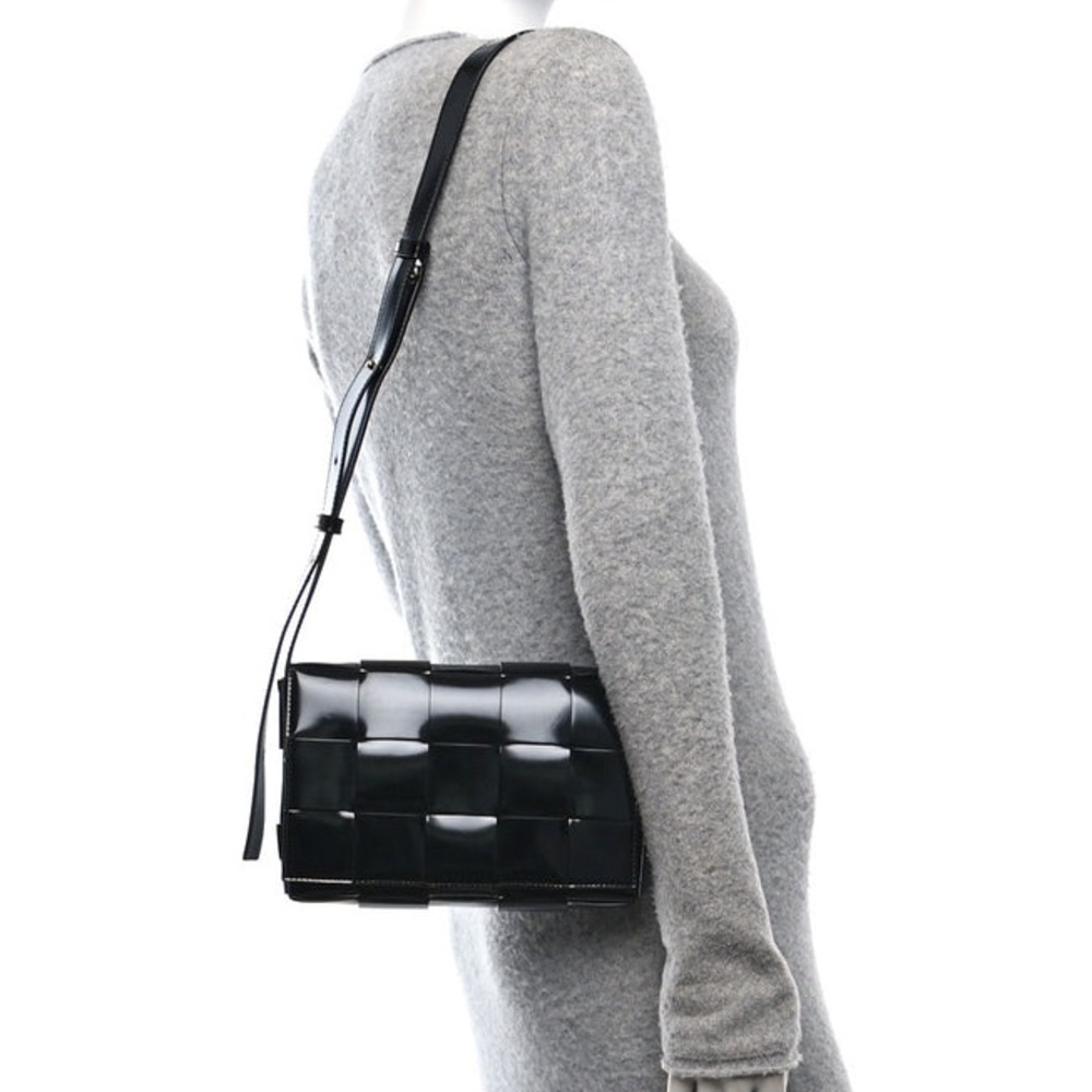 BOTTEGA CASSETTE Spazzolato Intrecciato Crossbody Bag Black patent woven - Picture 15 of 17